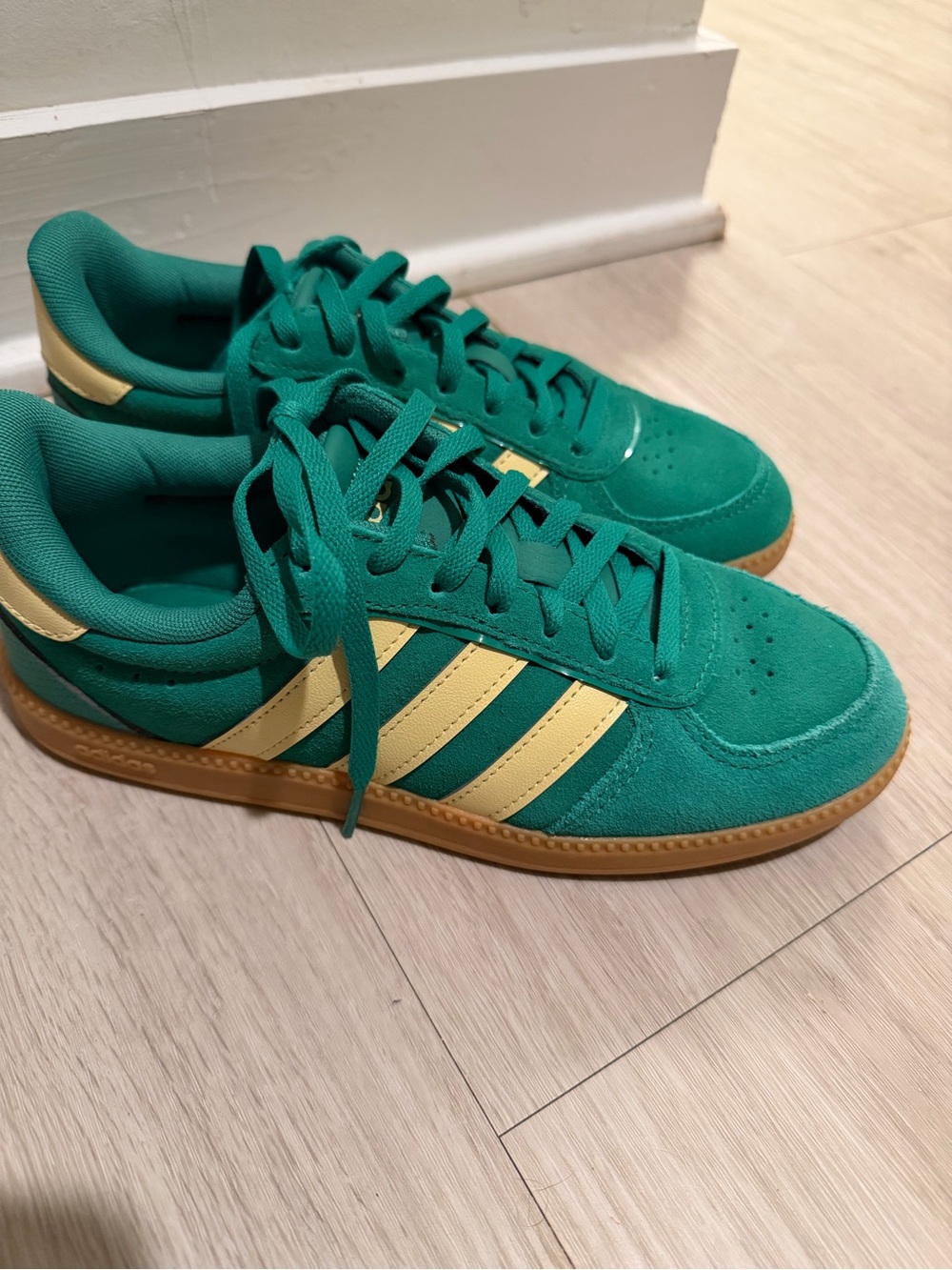WOMEN'S ADIDAS BREAKNET SLEEK FLATFORM SNEAKERS